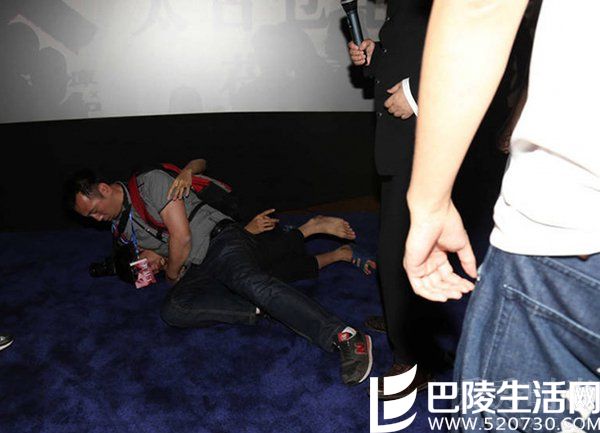 该男子是变态，不是粉丝