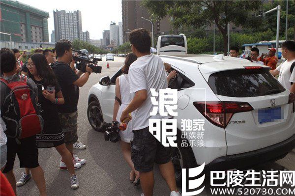 杨慧被记者围堵 杨慧被记者围堵