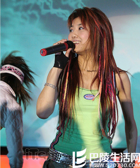 王蓉从小爱唱歌