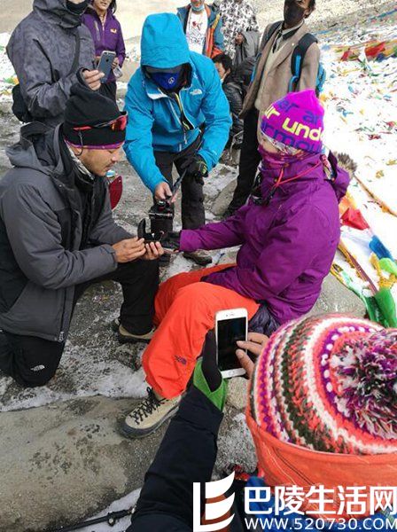 陈亦飞单膝跪地向谭维维求婚