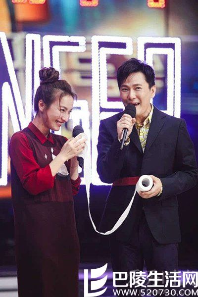 张信哲递了一卷卫生纸 张信哲递了一卷卫生纸