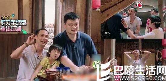 双手比剪刀手表达兴奋 双手比剪刀手表达兴奋