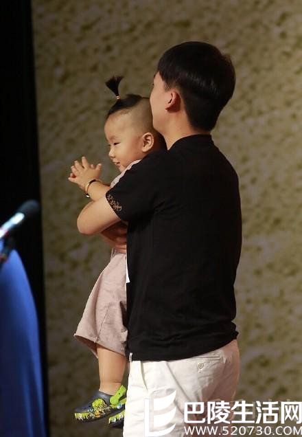 被大儿子抱下去了 被大儿子抱下去了