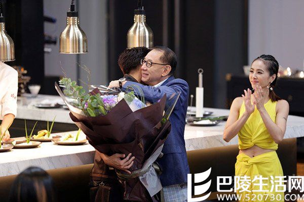 与杨受成博士紧紧拥抱