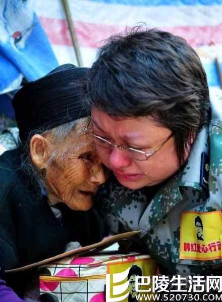 韩红向老人们献爱心 韩红向老人们献爱心