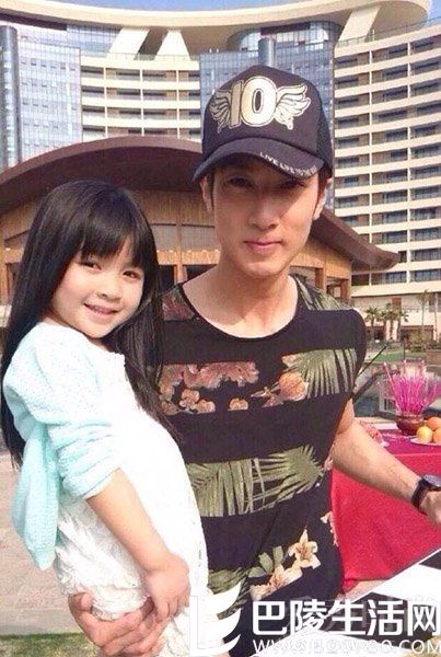 吴尊女儿长发近照