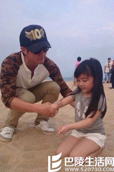 吴尊配女儿玩沙