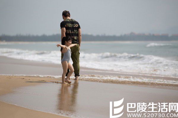 neinei穿泳衣玩耍