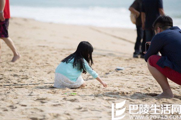 吴尊带女儿耐心玩沙