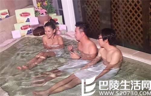 张蓝心裸对两男子