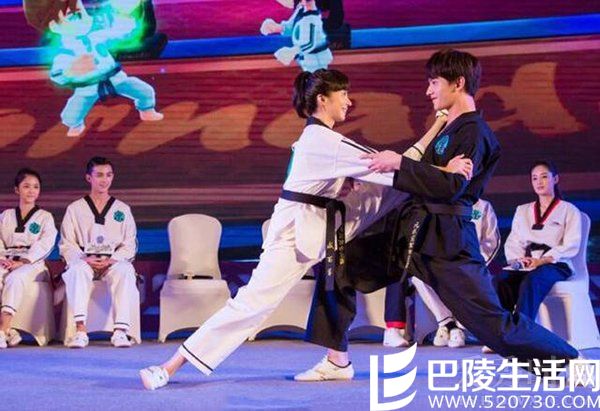 杨洋也被“腿咚