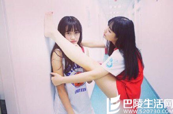 SNH48成员玩“腿咚”