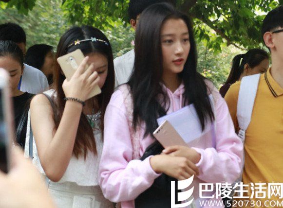 关晓彤入学照 关晓彤入学照