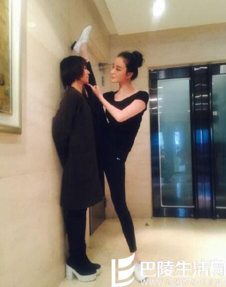 刘雨欣“腿咚”好友