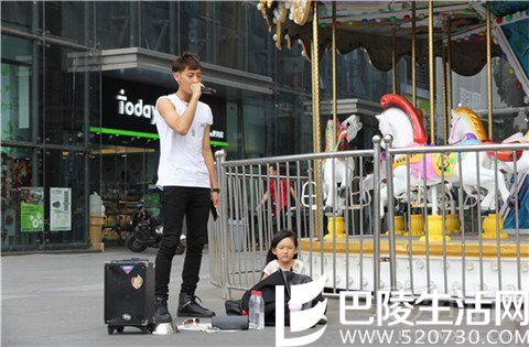 黄子韬和女儿贝贝街边卖艺