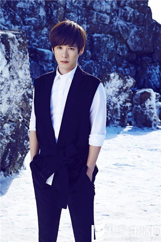 “高颜值小分队”成员书亚信 “高颜值小分队”成员书亚信