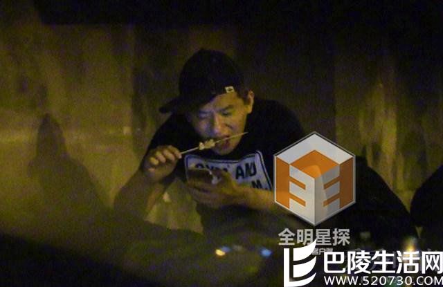 神秘男街边独自撸串 神秘男街边独自撸串