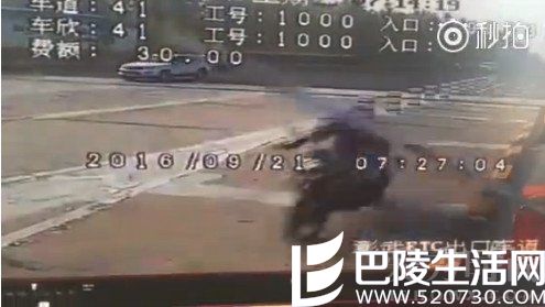 张晓光撞杆监控录像截图 张晓光撞杆监控录像截图