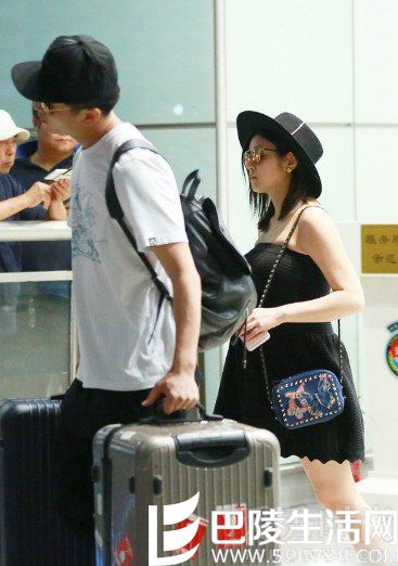 陈晓大包小包行李自己一人扛