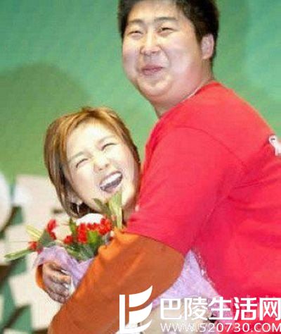 何洁遭猛男熊抱