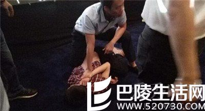 刘亦菲遭粉丝直接推倒再地 刘亦菲遭粉丝直接推倒再地