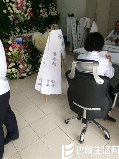 乔任梁生前好友送的鲜花 乔任梁生前好友送的鲜花