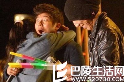 海泉遭女粉丝强抱 海泉遭女粉丝强抱