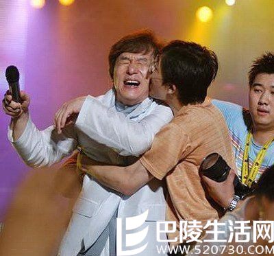成龙遭男粉丝断背吻 成龙遭男粉丝断背吻