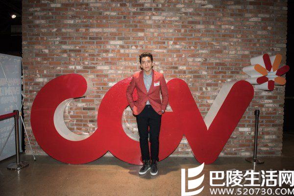 王大陆通过电影院舞台问候观众