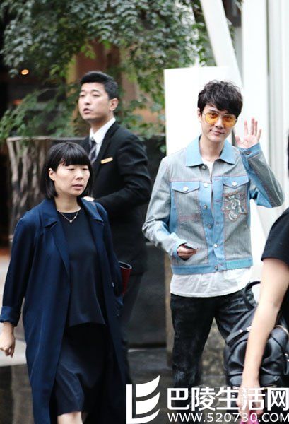 穿着牛仔裤也感觉他的腿好细好细! 穿着牛仔裤也感觉他的腿好细好细!