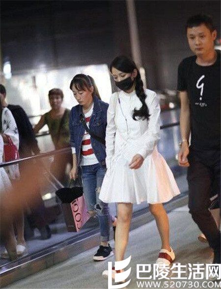 陈乔恩白衣现机场