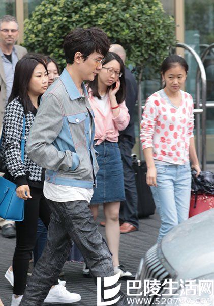 身形还能更单薄一点吗? 身形还能更单薄一点吗?