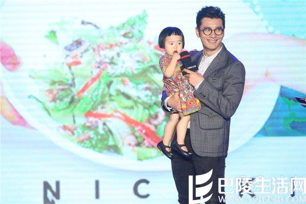 黄晓明抱娃