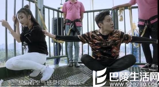 心疼地劝慰选手