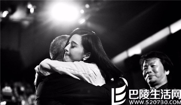 范冰冰激动拥抱冯小刚