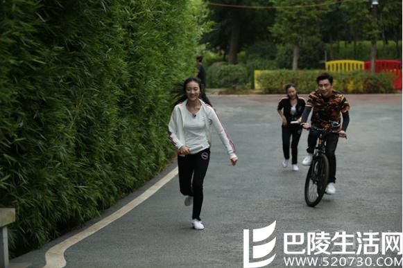 给她们加油鼓气