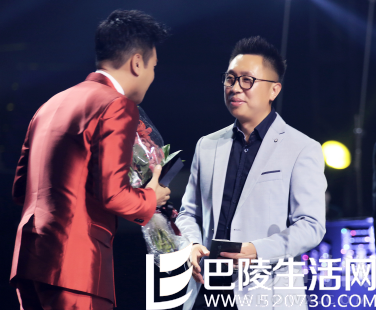 时尚星秀总裁、创始人王伟强为年度最具实力男演员于和伟颁奖 时尚星秀总裁、创始人王伟强为年度最具实力男演员于和伟颁奖