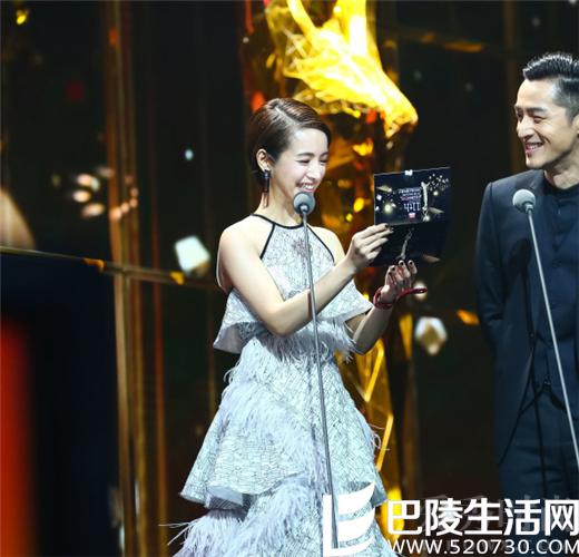 胡歌林依晨同为颁奖嘉宾