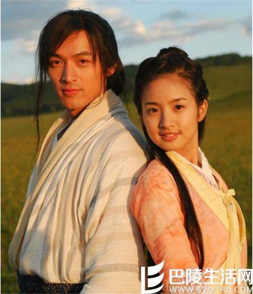 胡歌林依晨背靠背