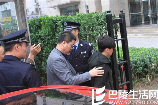 王宝强被律师拥着走