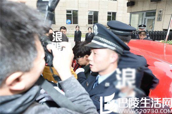 法院门口人群多