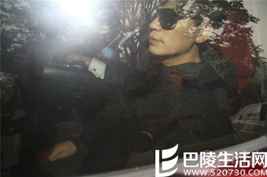 宝强神情憔悴 宝强神情憔悴