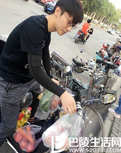 乔任梁生前上街买菜照 乔任梁生前上街买菜照