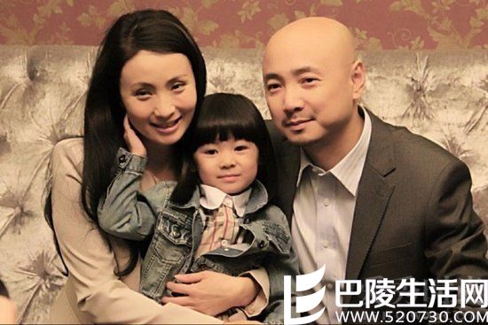 徐峥与陶虹在《泰囧》中的全家福 徐峥与陶虹在《泰囧》中的全家福