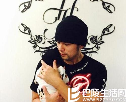周杰伦抱着女儿小周周