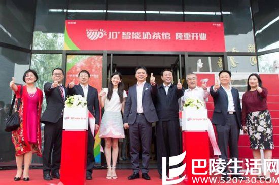 刘强东与章泽天曾一同参加开业活动 刘强东与章泽天曾一同参加开业活动