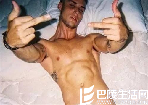 许婧外籍男友大秀身材