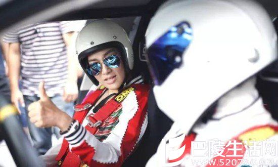 钟丽缇玩赛车 钟丽缇玩赛车