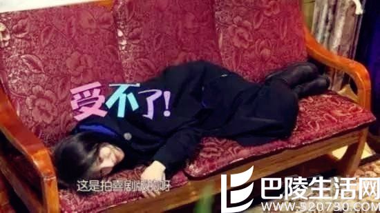 郑爽录节目躺着 郑爽录节目躺着