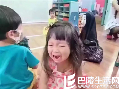 小孩cos无脸男吓哭小伙伴